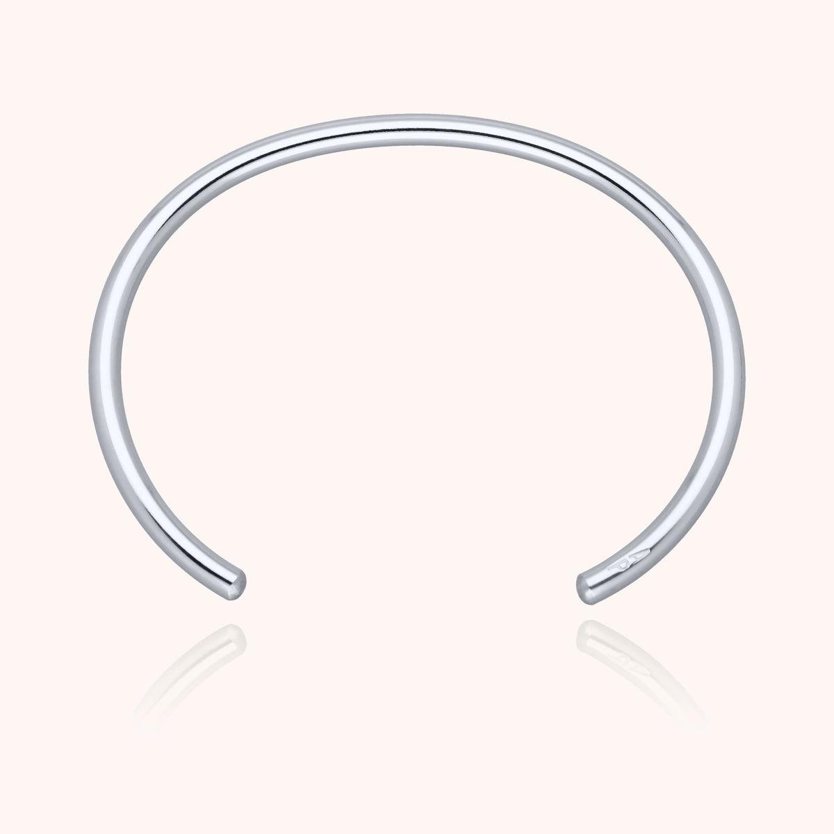 Primo piano del filo d'argento sterling 925 su Bracciale O Cube