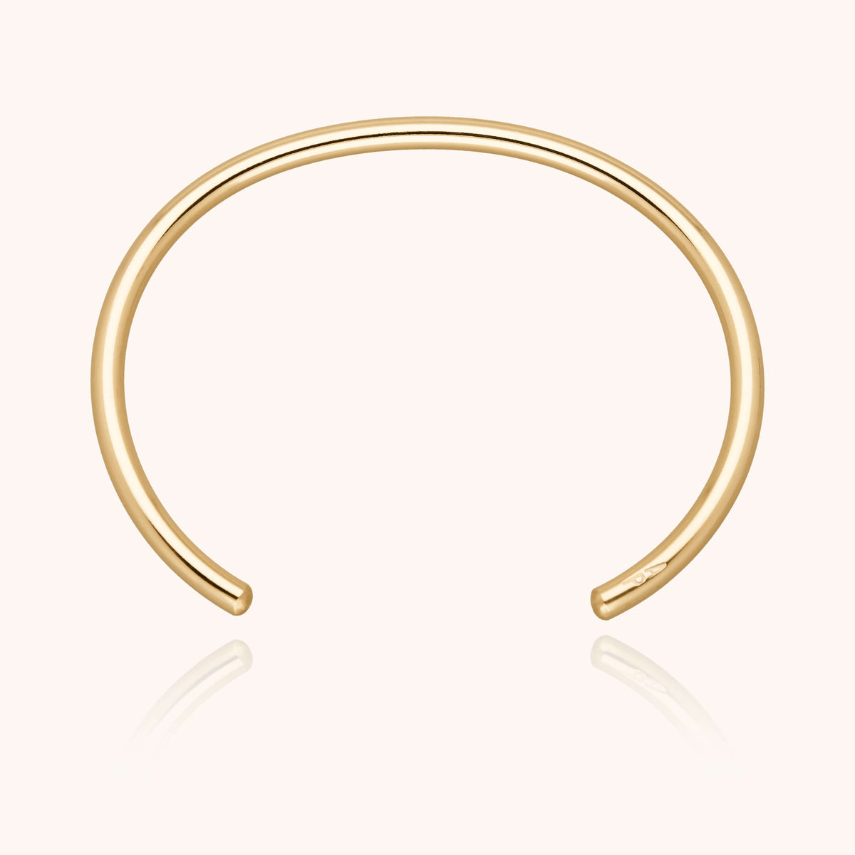 Primo piano del filo d'oro giallo laminato 14k su Bracciale O Cube