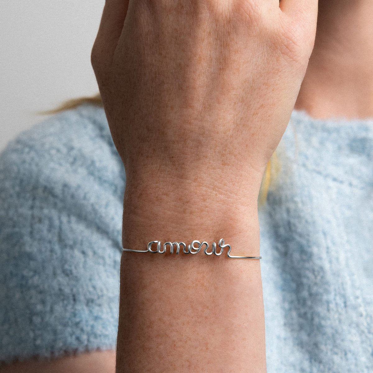 Detail des Wortes Amour, von Hand im Sterlingsilberdraht geformt