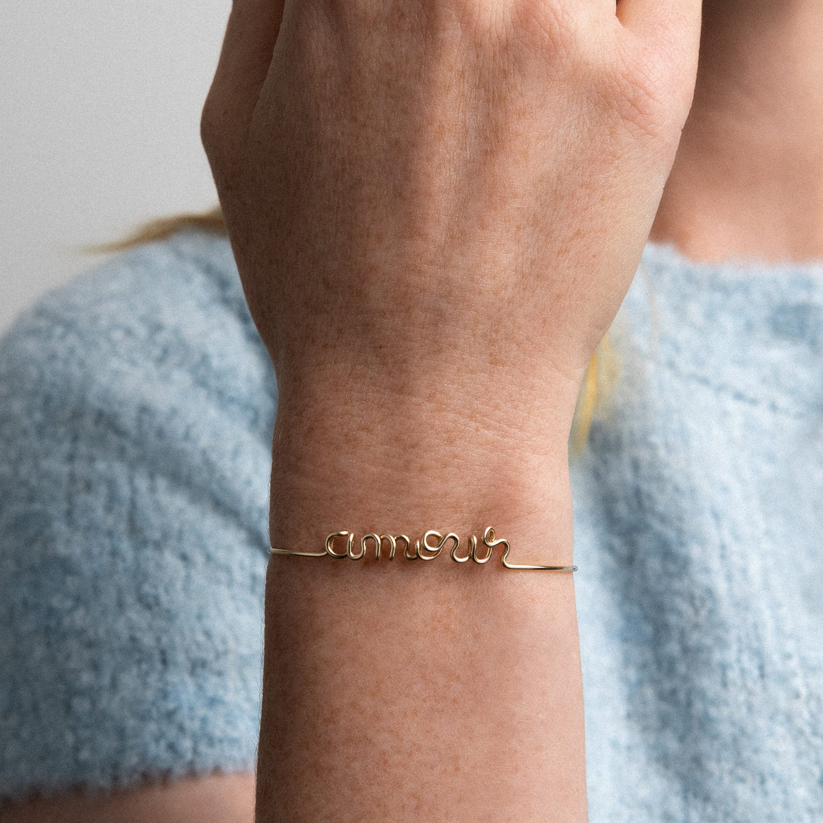 Detailansicht des von Hand aus Golddraht (14 Karat Goldfilled) geformten Schriftzugs Amour