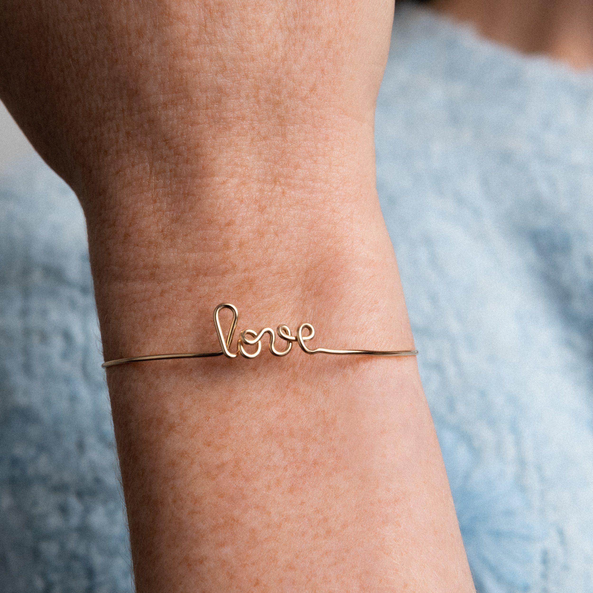 Bracelet Original Love porté au poignet — or jaune laminé expédition rapide et sécurisée