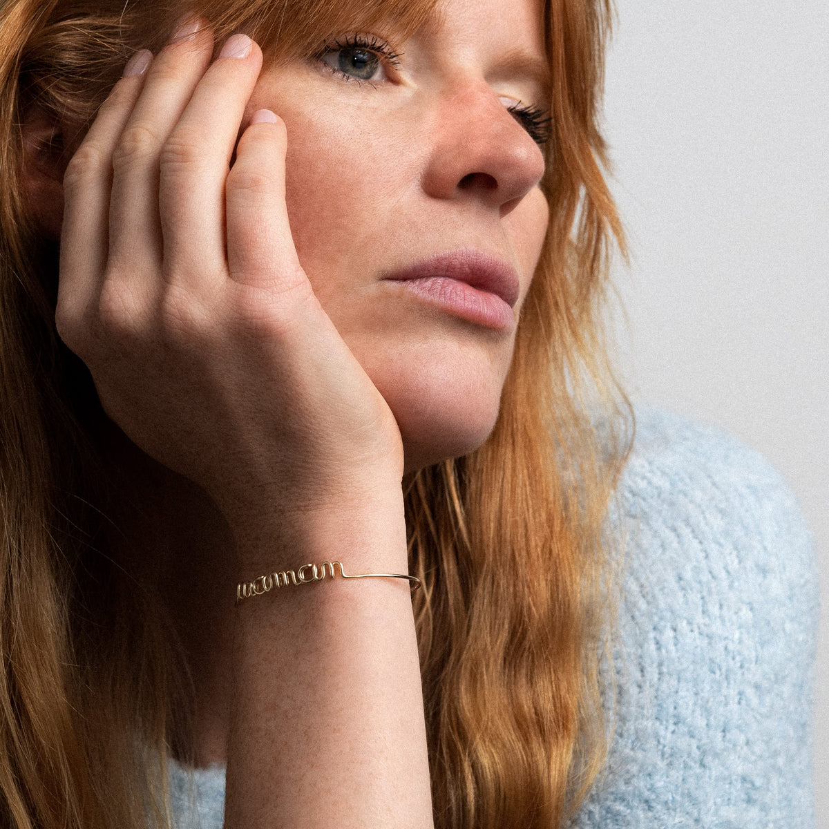 Personalisiertes Armband Original Mama am Handgelenk getragen aus Gelbes Goldfilled
