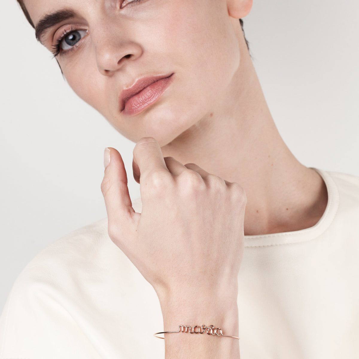 Personalisiertes Armband Original am Handgelenk getragen — Roségoldfilled sorgfältig verpackt geliefert