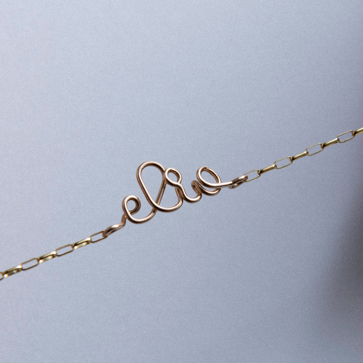 Bracciale Richelieu Catena Rettangolo Personalizzato in filo d'oro giallo laminato 14k, portato al polso