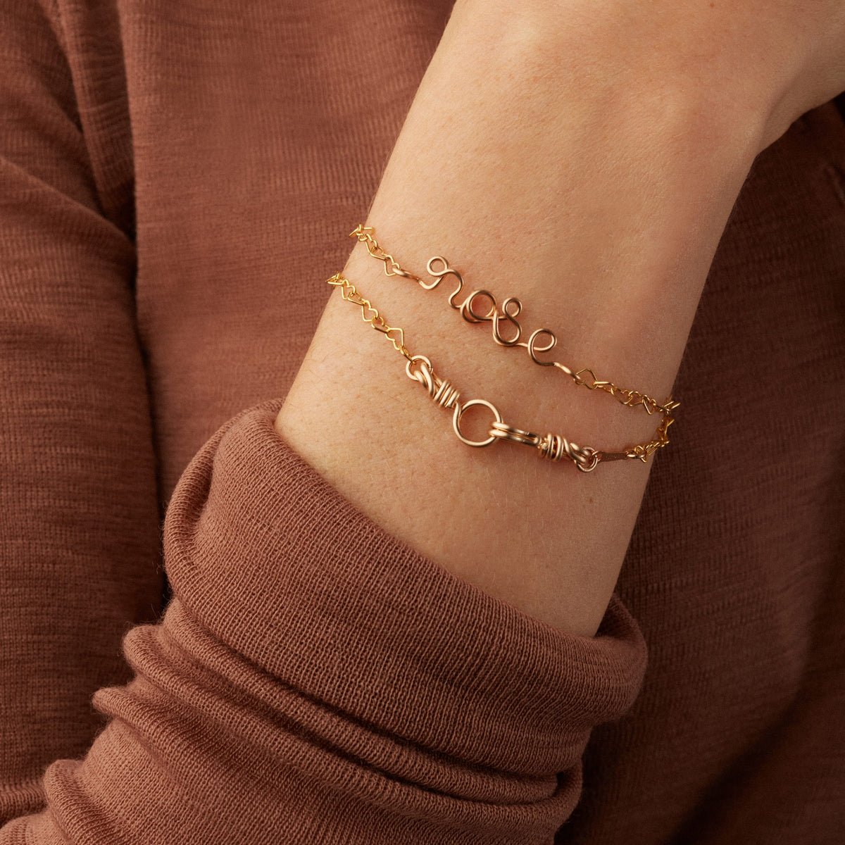 Detail des ikonischen Verschlusses Attache moi in Gelbes Goldfilled