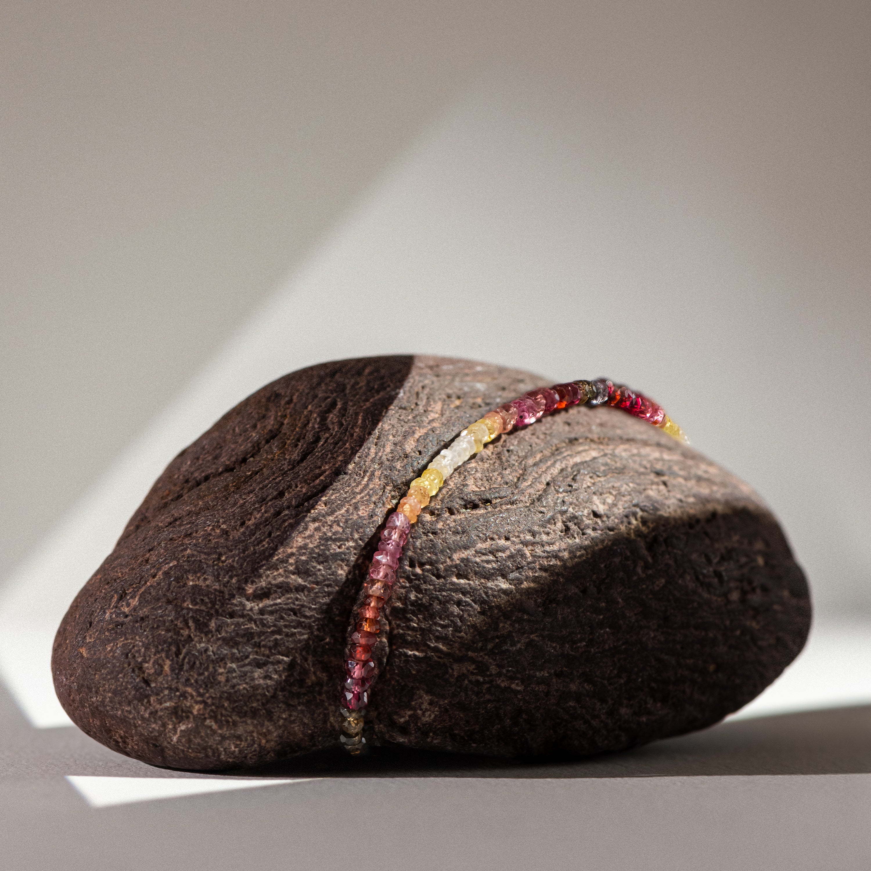 Bracelet Rivière - saphir fauve — finition artisanale du bijou