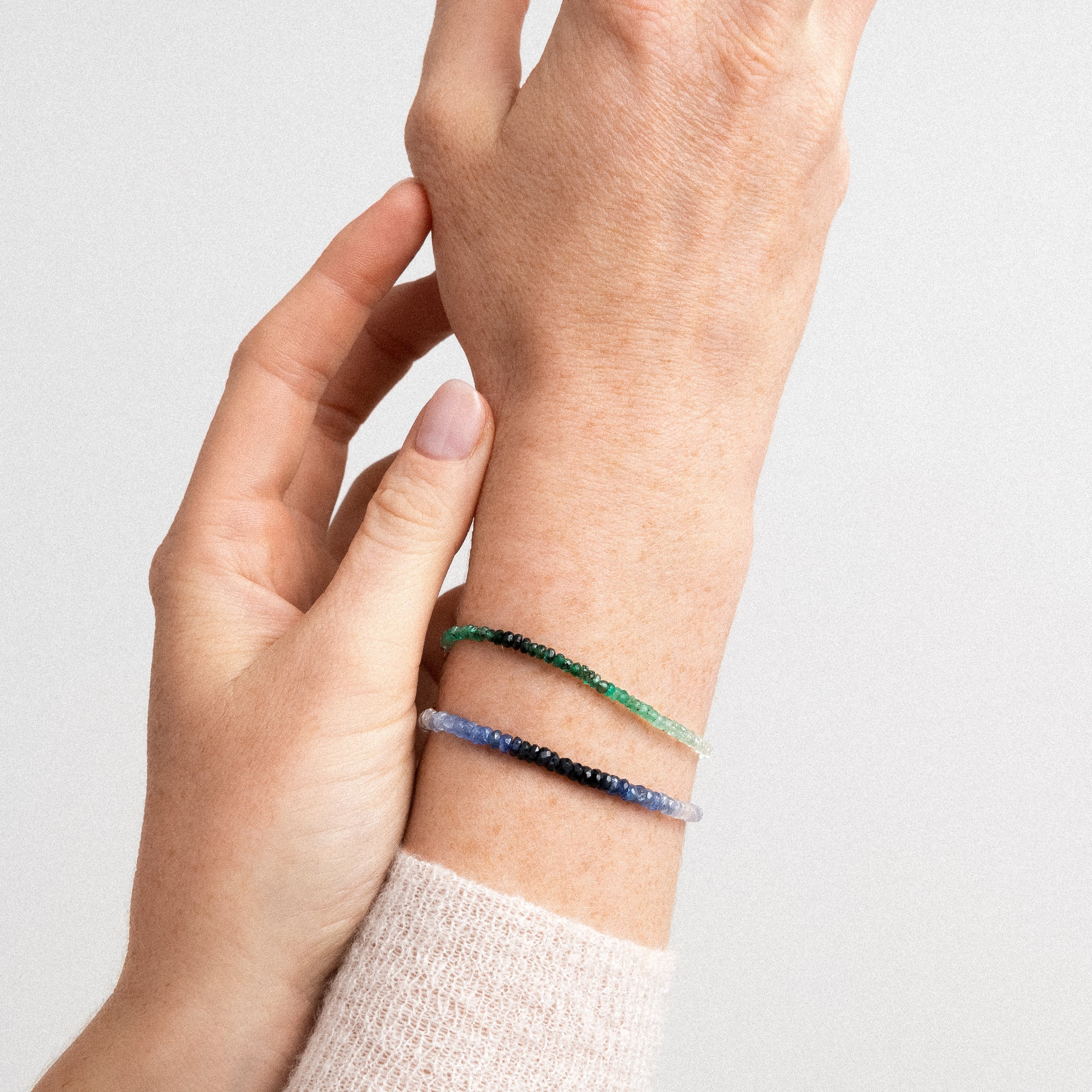 Bracelet Rivière - saphir bleu porté au poignet — livraison express sécurisée