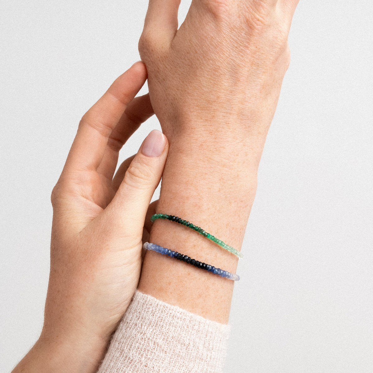 Bracciale Rivière con smeraldo, portato al polso