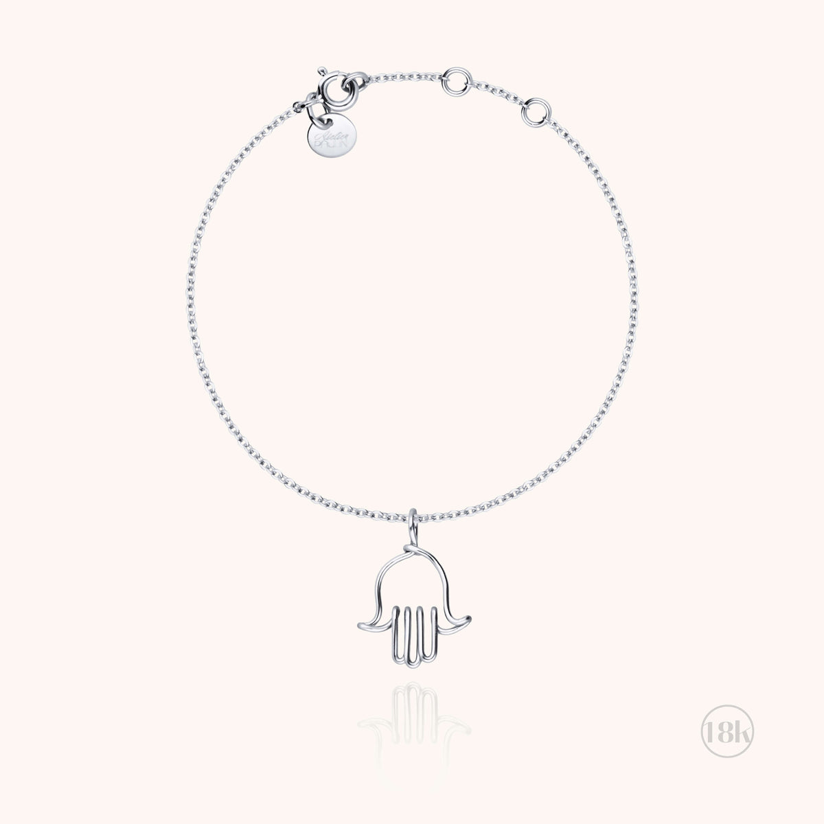 Dettaglio del charm mano di Fatma in filo d'oro bianco 18kt sul bracciale