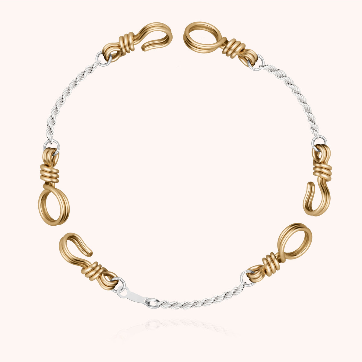 Dettaglio della modellatura a mano su Bracciale Tercet Attache moi in filo d'oro giallo laminato 14k