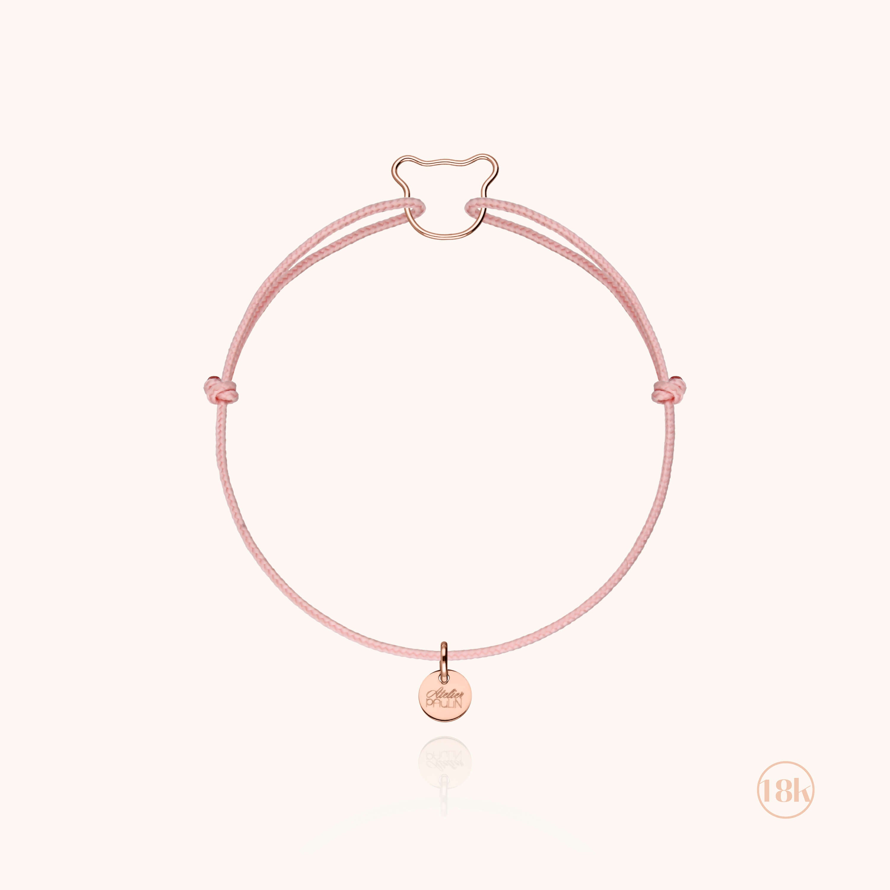 Bracelet cordon ajustable porté au poignet d'un enfant