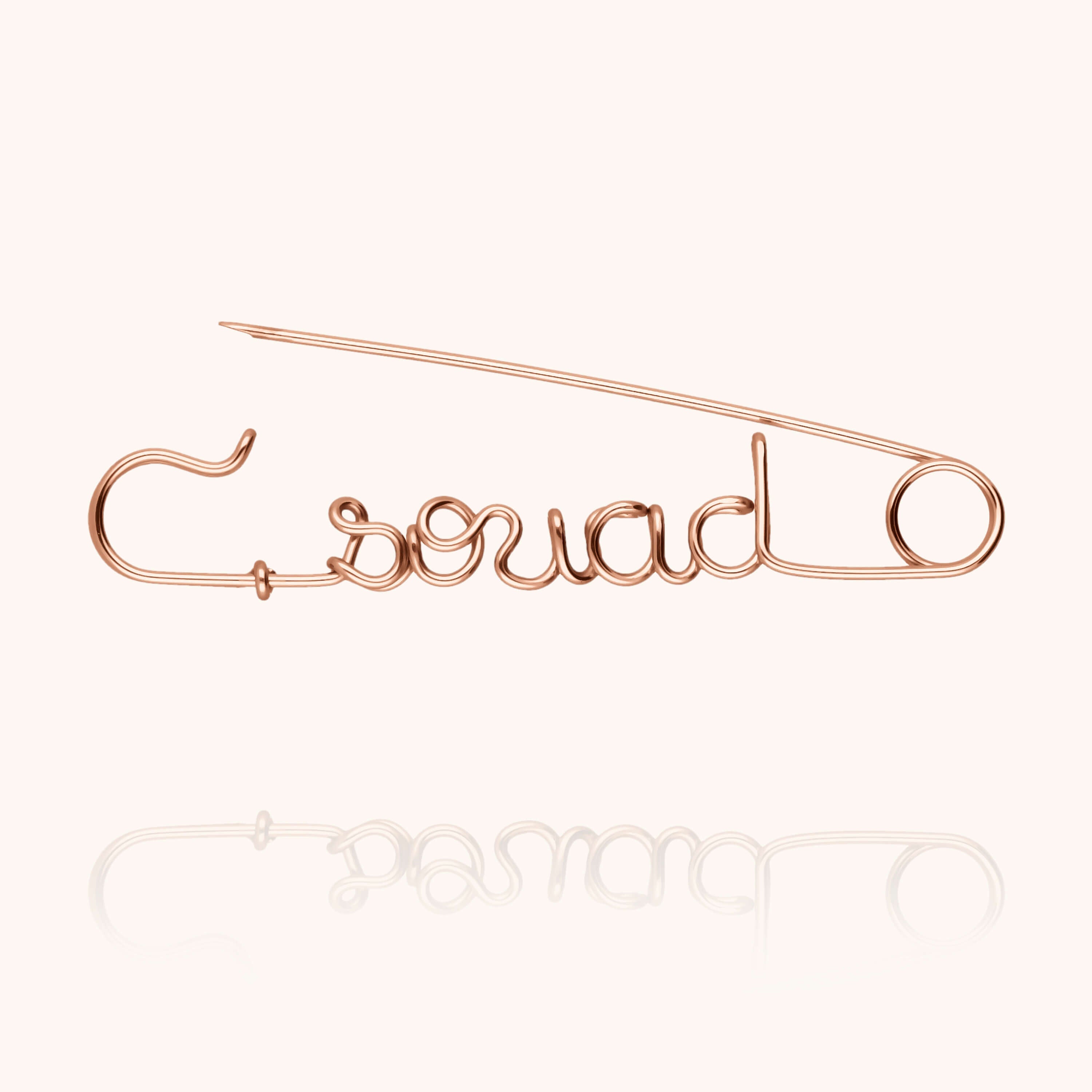 Broche Épingle à Nourrice Personnalisée — finition artisanale du bijou, or rose laminé