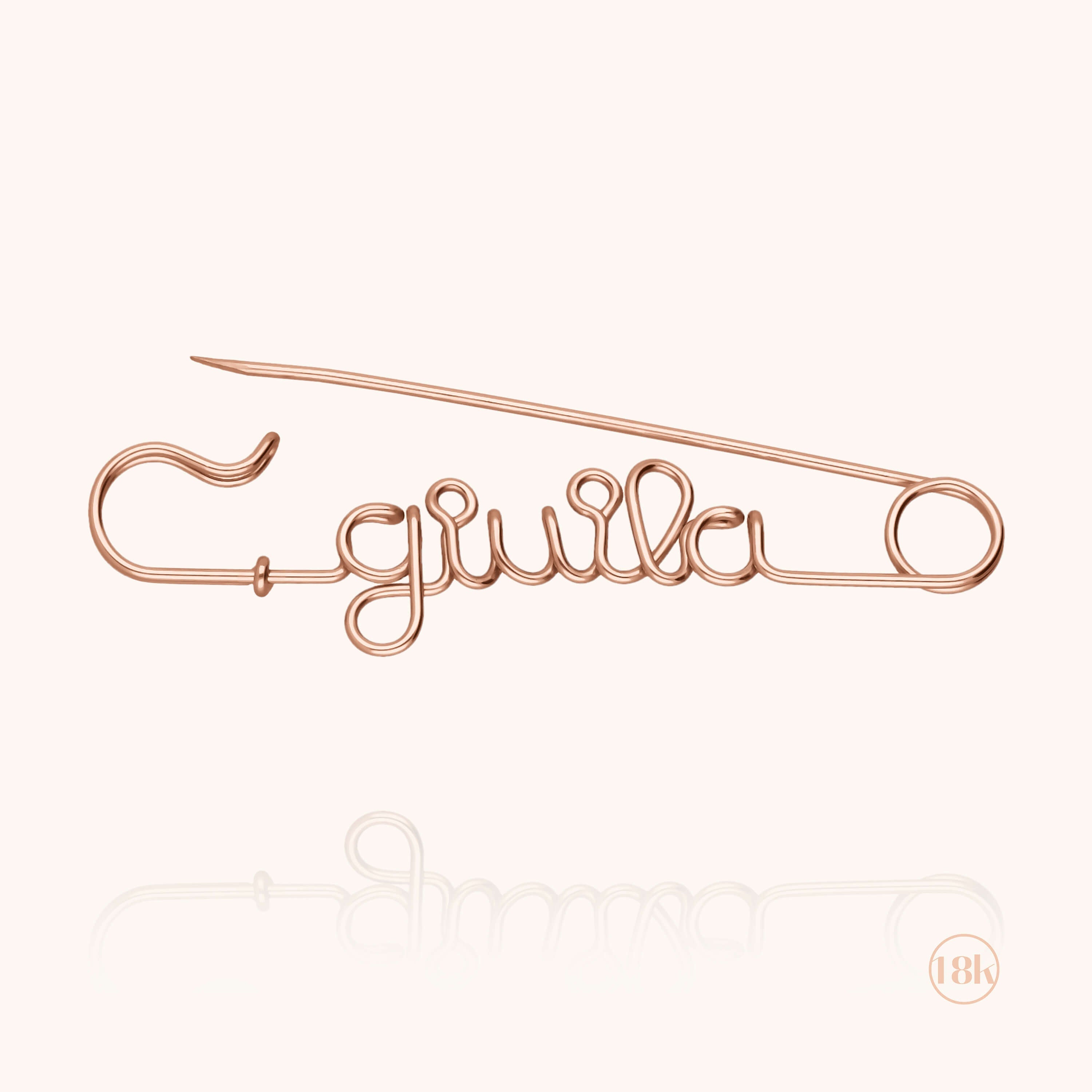 Broche Épingle à Nourrice Personnalisée — détail du fil métallique, or rose 18K