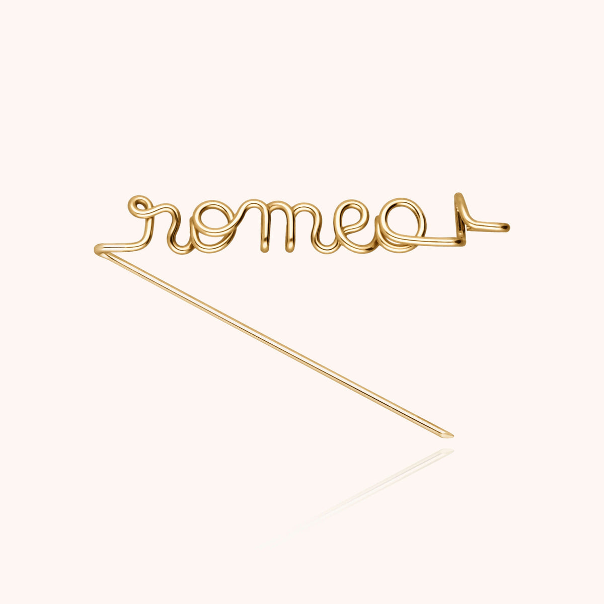 Dettaglio della finitura su Spilla Originale Personalizzata in filo d'oro giallo laminato 14k