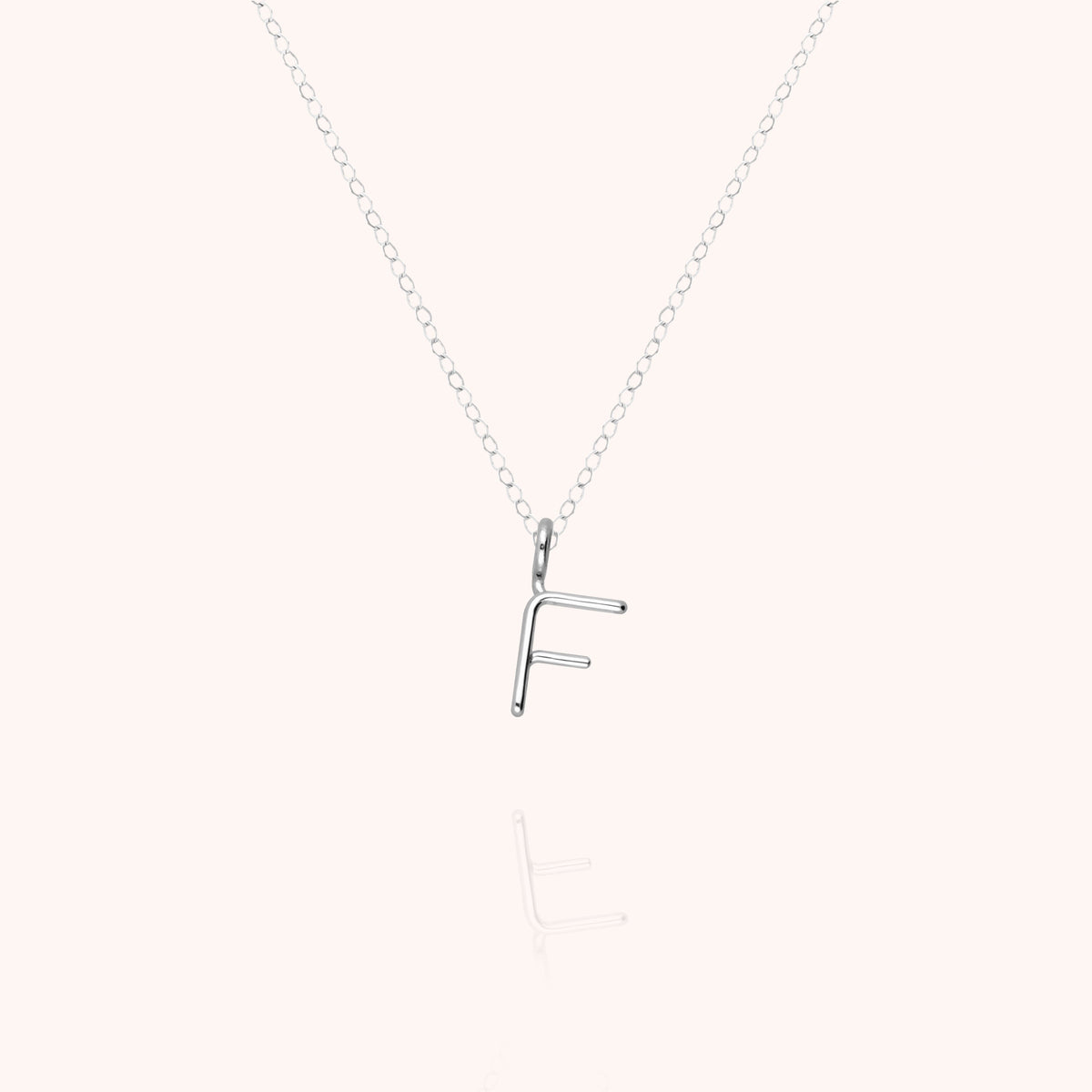 Collana Maiuscola Iniziale, portata al collo