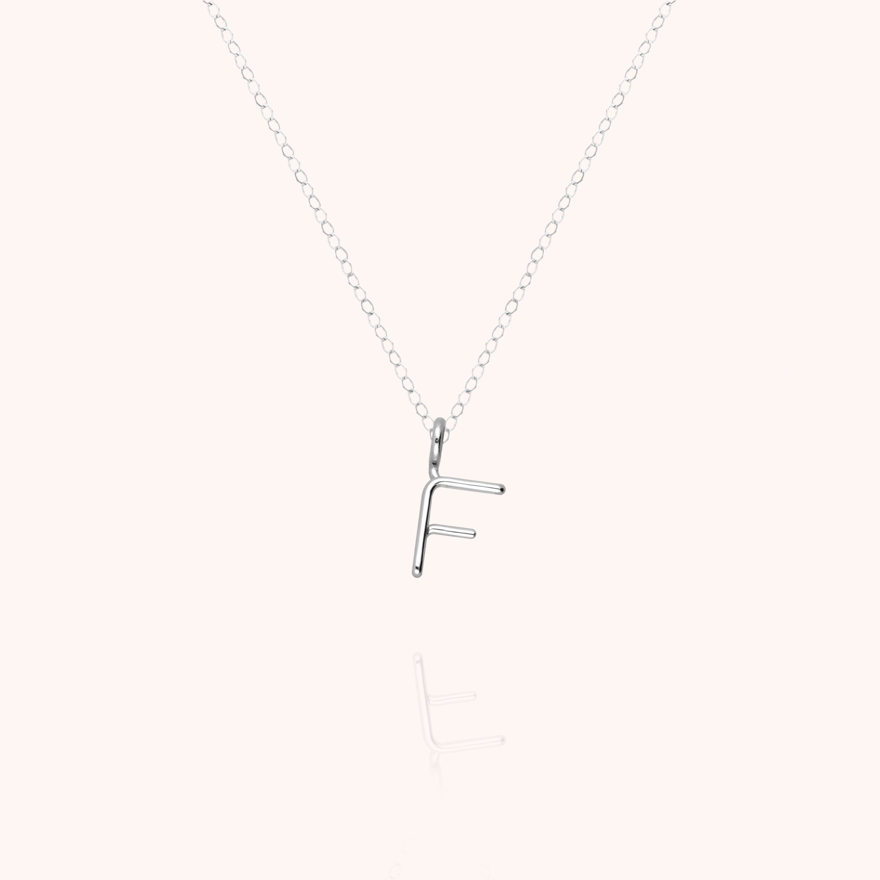Collier Capital Initiale porté au cou — qualité artisanale garantie
