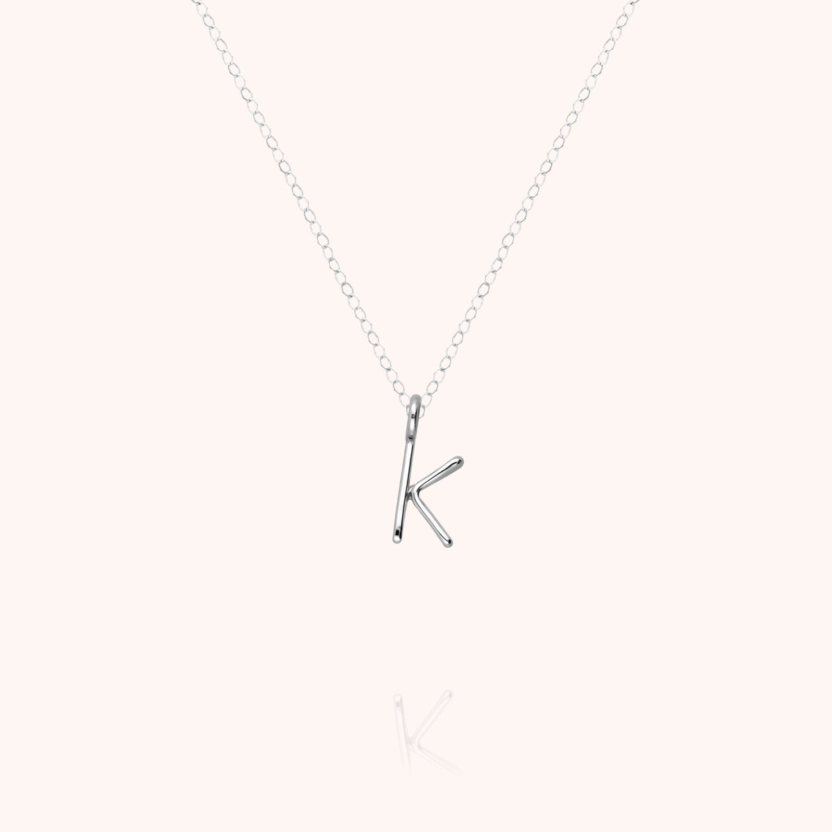 Collana Maiuscola Iniziale, portata al collo