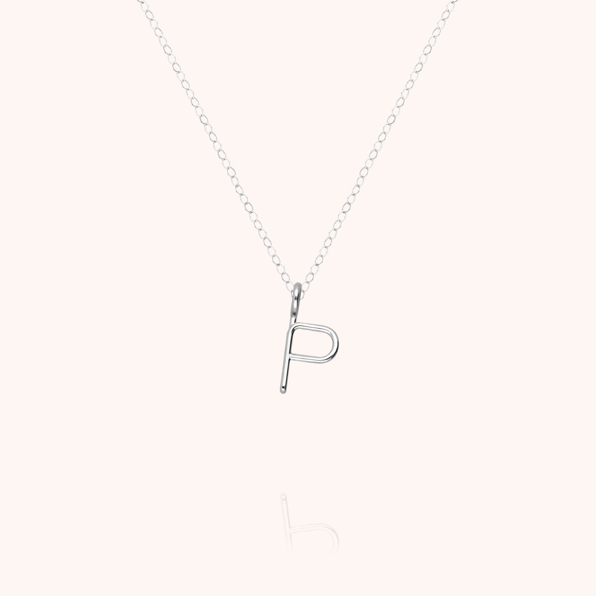 Collana Maiuscola Iniziale, portata al collo