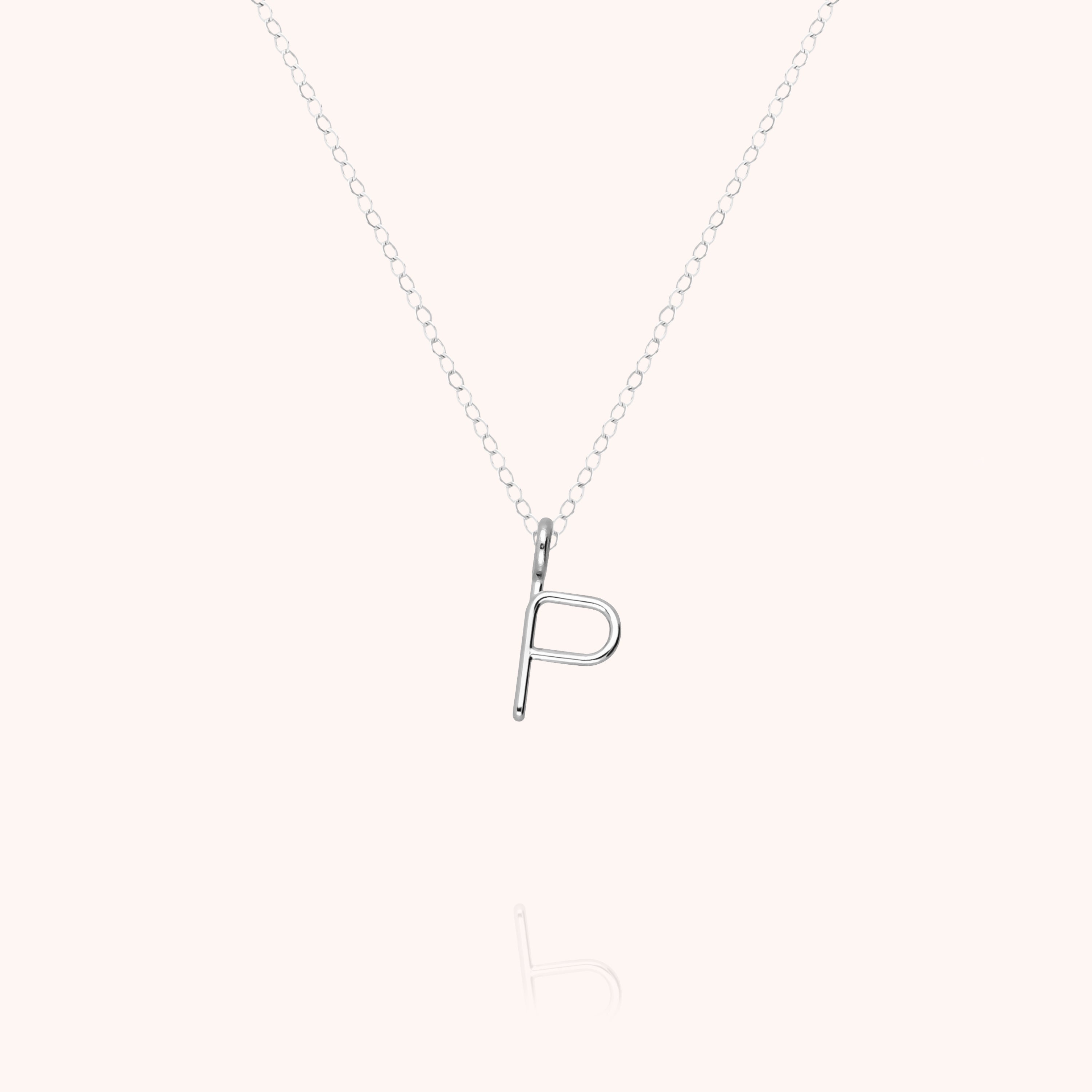 Collier Capital Initiale porté au cou — qualité artisanale garantie