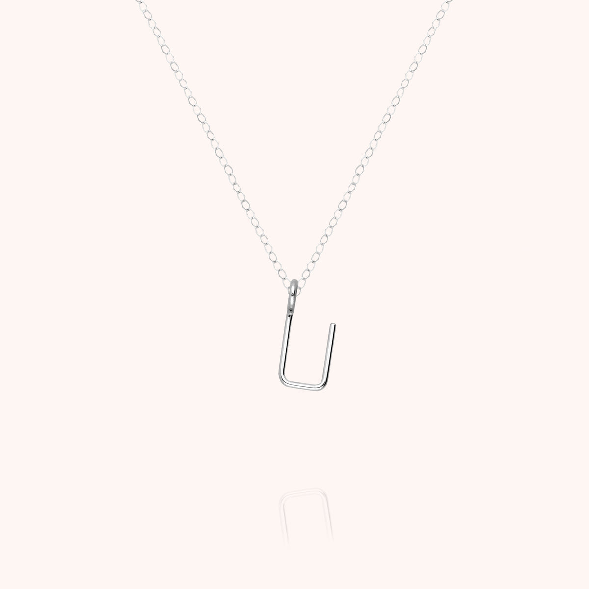 Collana Maiuscola Iniziale, portata al collo