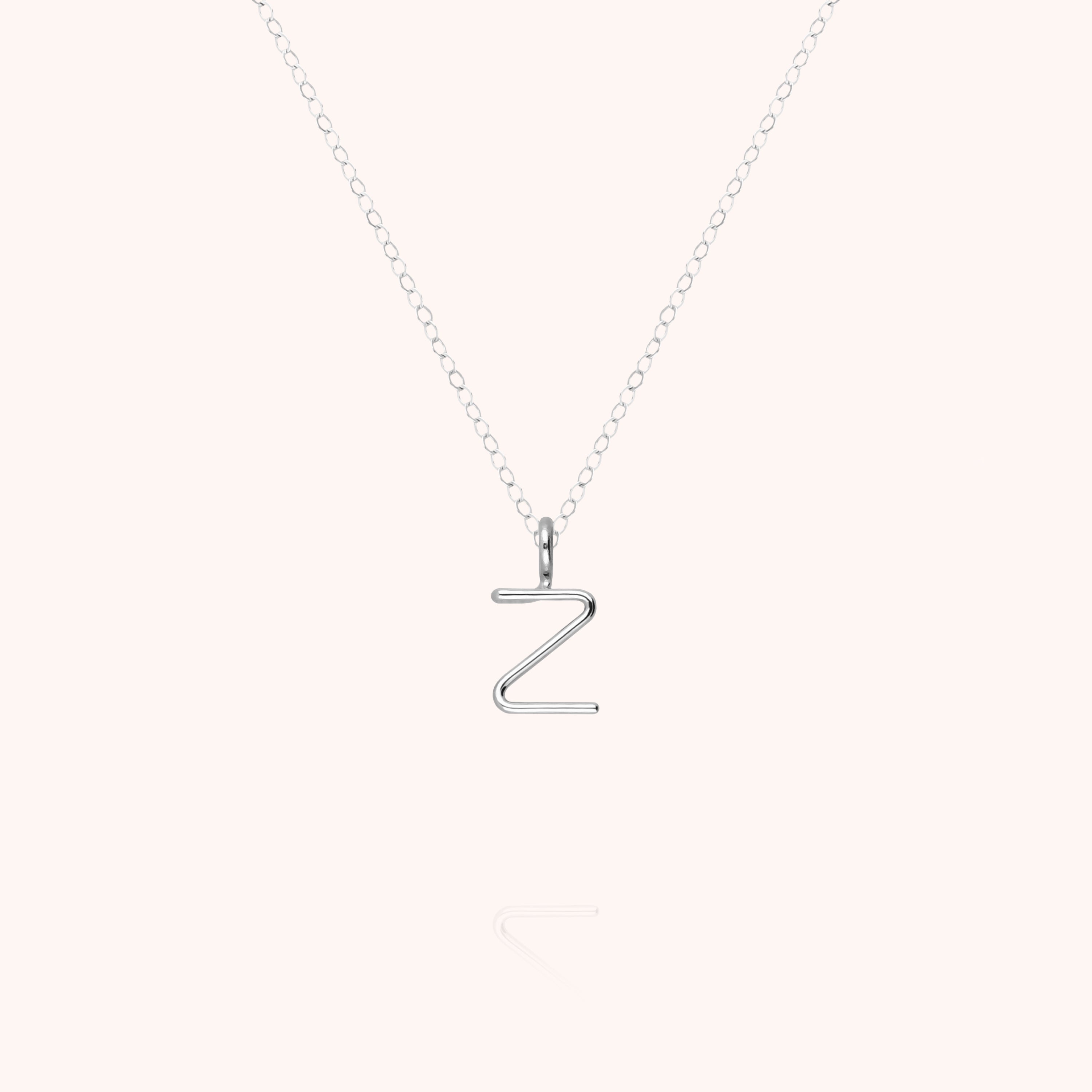 Collier Capital Initiale porté au cou — qualité artisanale garantie