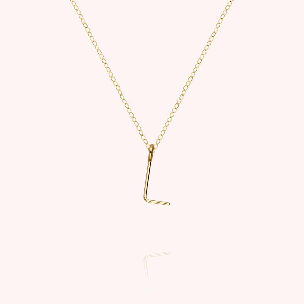Collana Maiuscola Iniziale, portata al collo