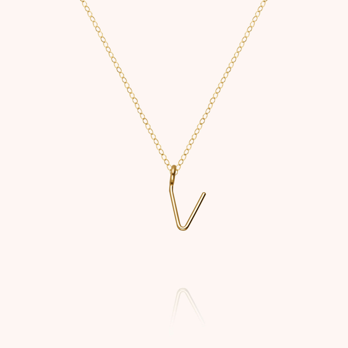 Collana Maiuscola Iniziale, portata al collo