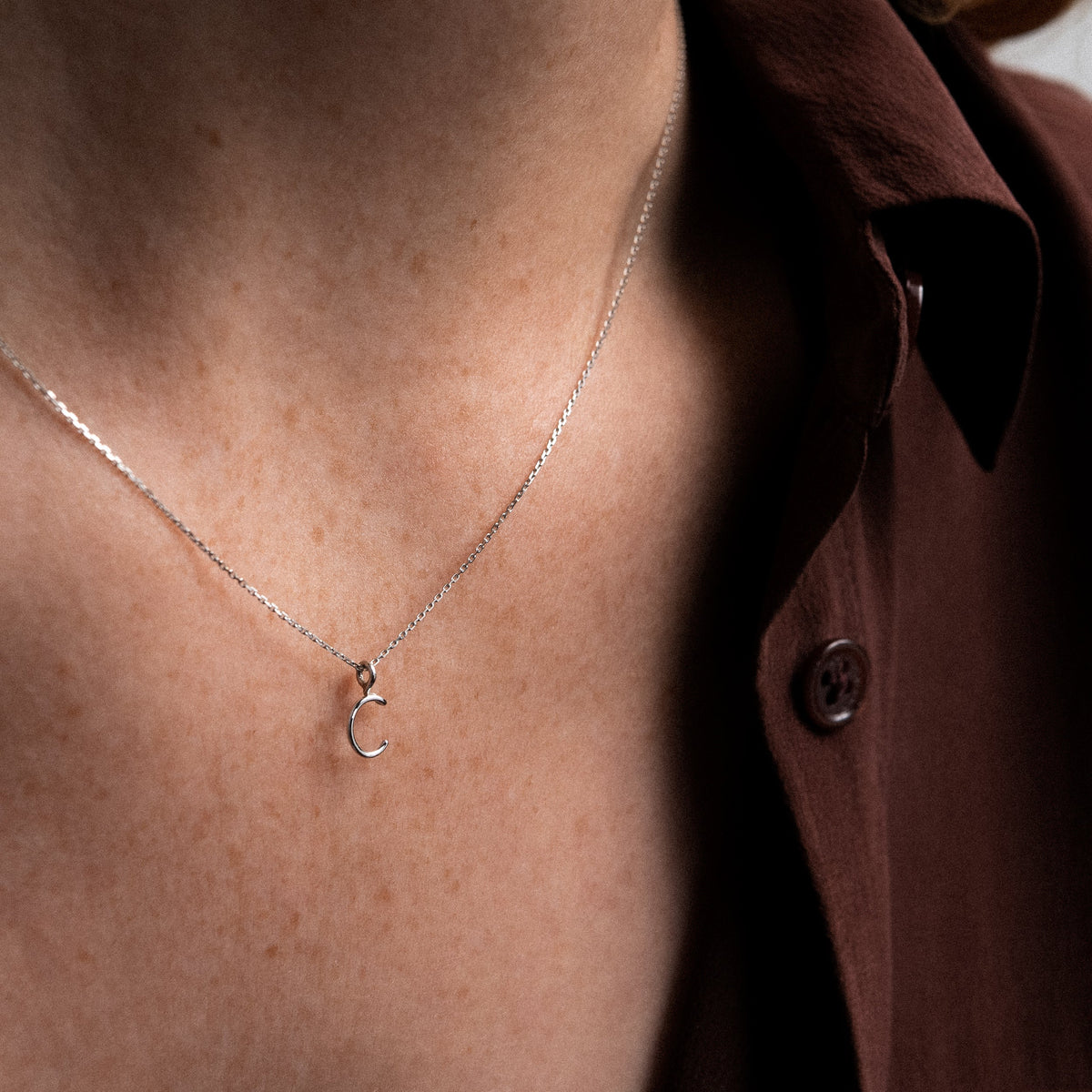 Collana Maiuscola Iniziale in filo d'oro bianco 18kt, portata al collo