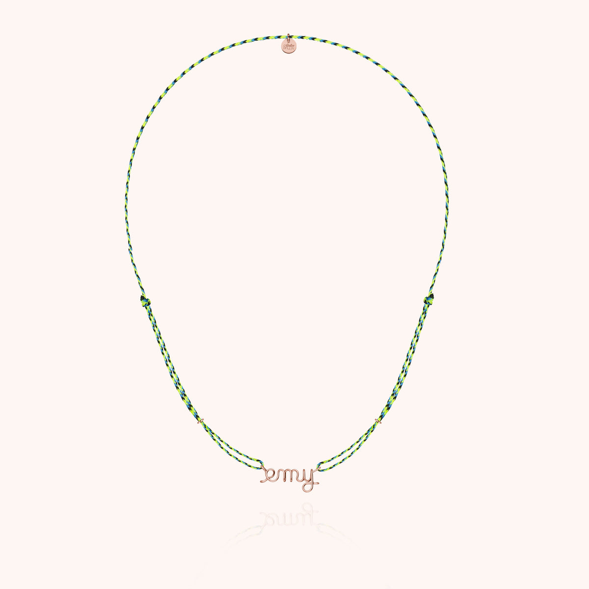 Primo piano del filo d'oro rosa 18kt su Collana Cordino Slim Knot Personalizzata