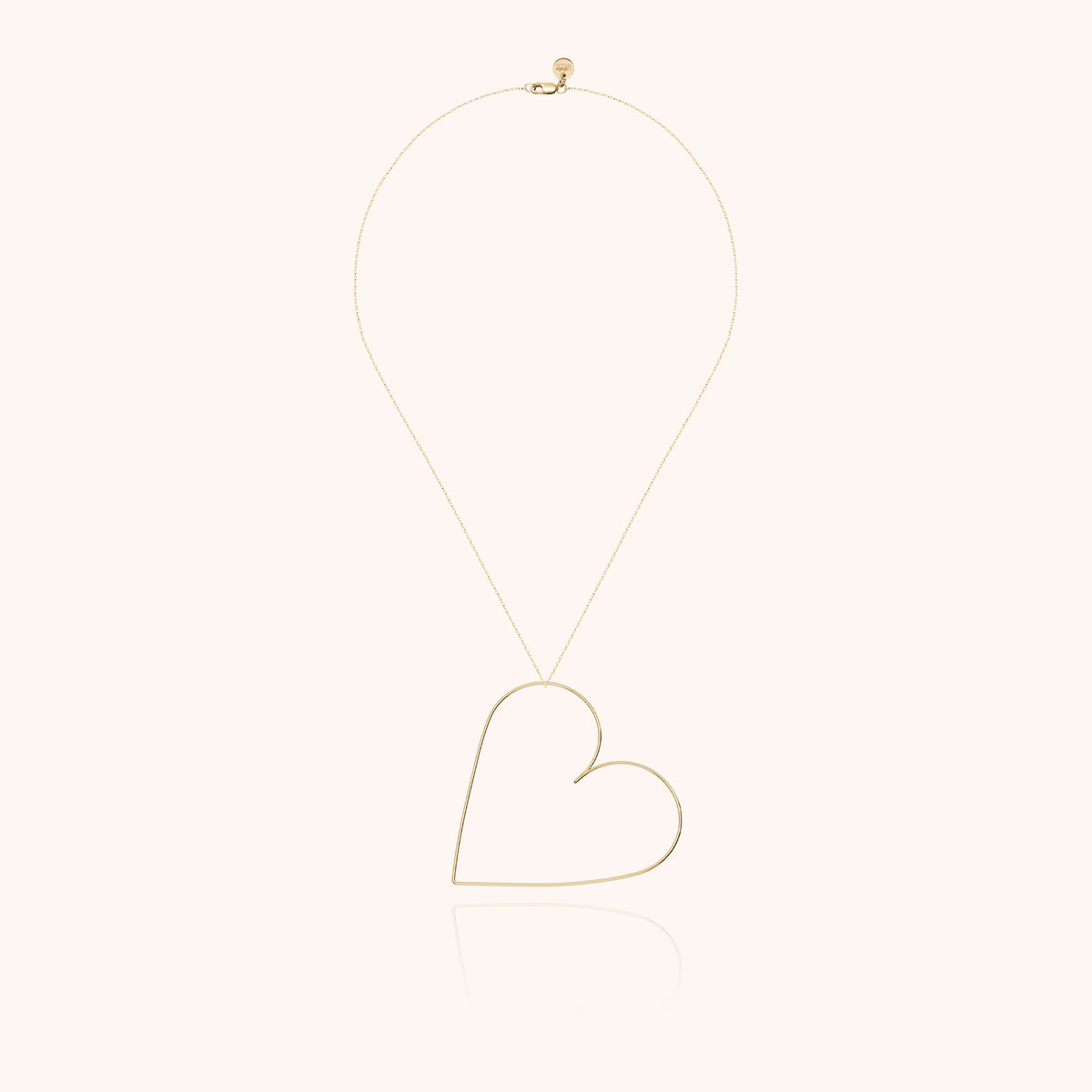 Collana Piccolo Cuore su una catena Richelieu in oro giallo laminato 14k da 50 cm, portata al collo