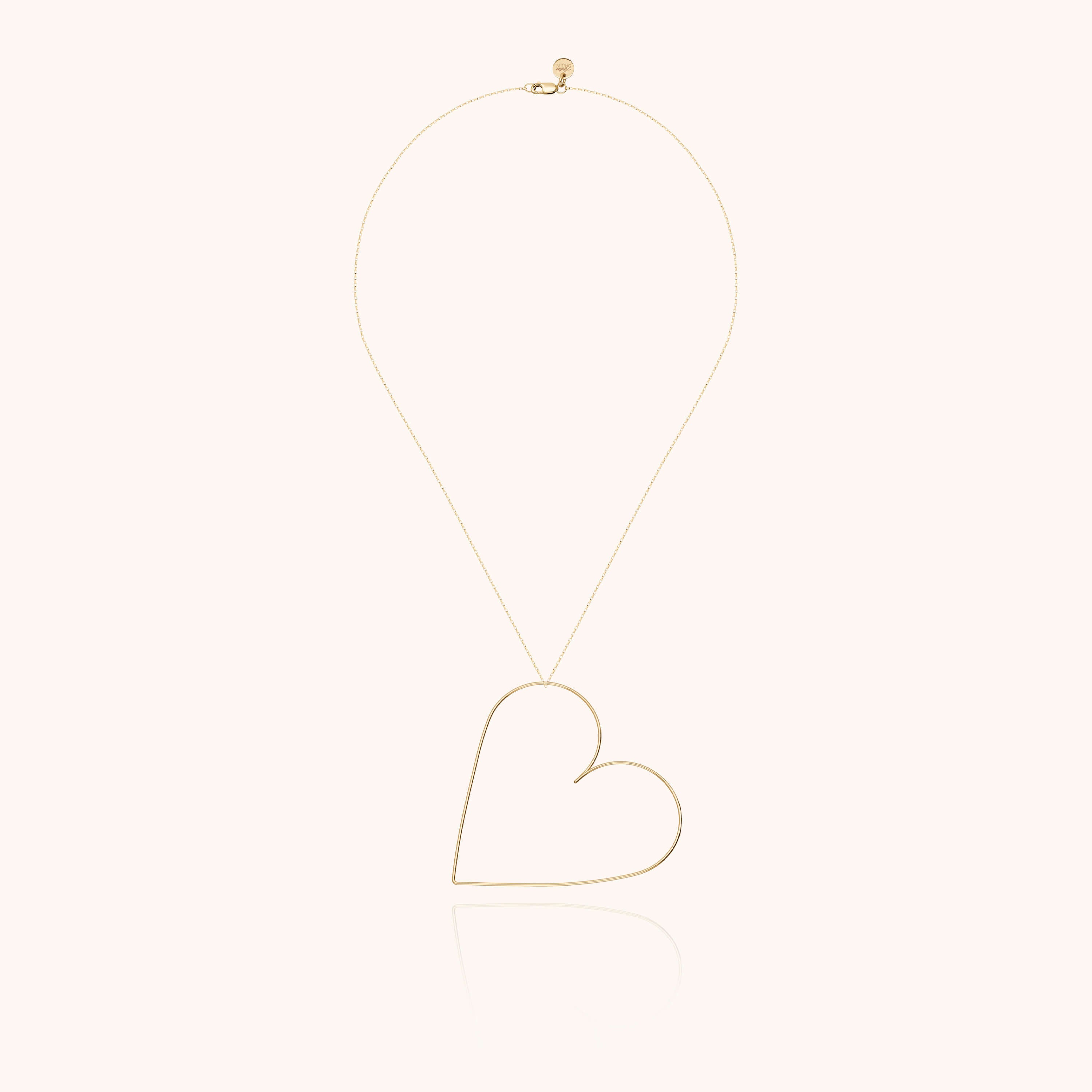 Collier coeur porté avec chaîne Richelieu or jaune 14k de 50 cm