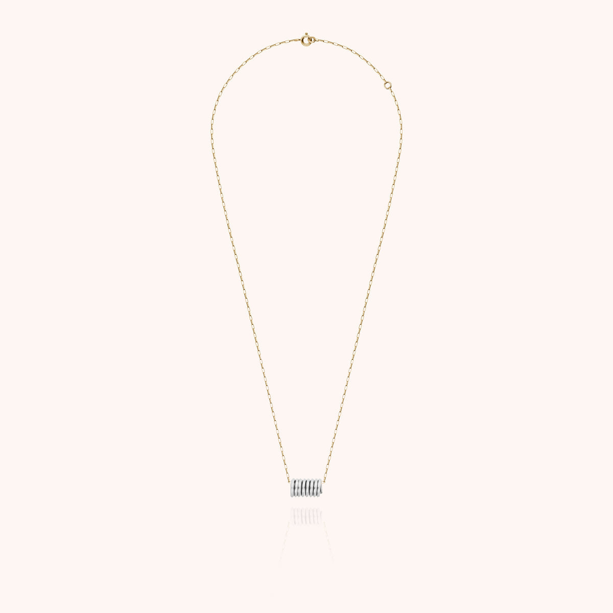 Dettaglio della modellatura a mano su Collana Judd in filo d'oro giallo laminato 14k