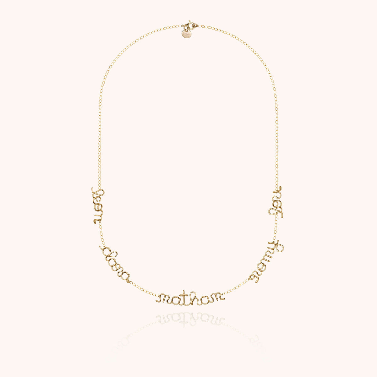 Primo piano del filo d'oro giallo laminato 14k su Collana Mantra Originale Personalizzata