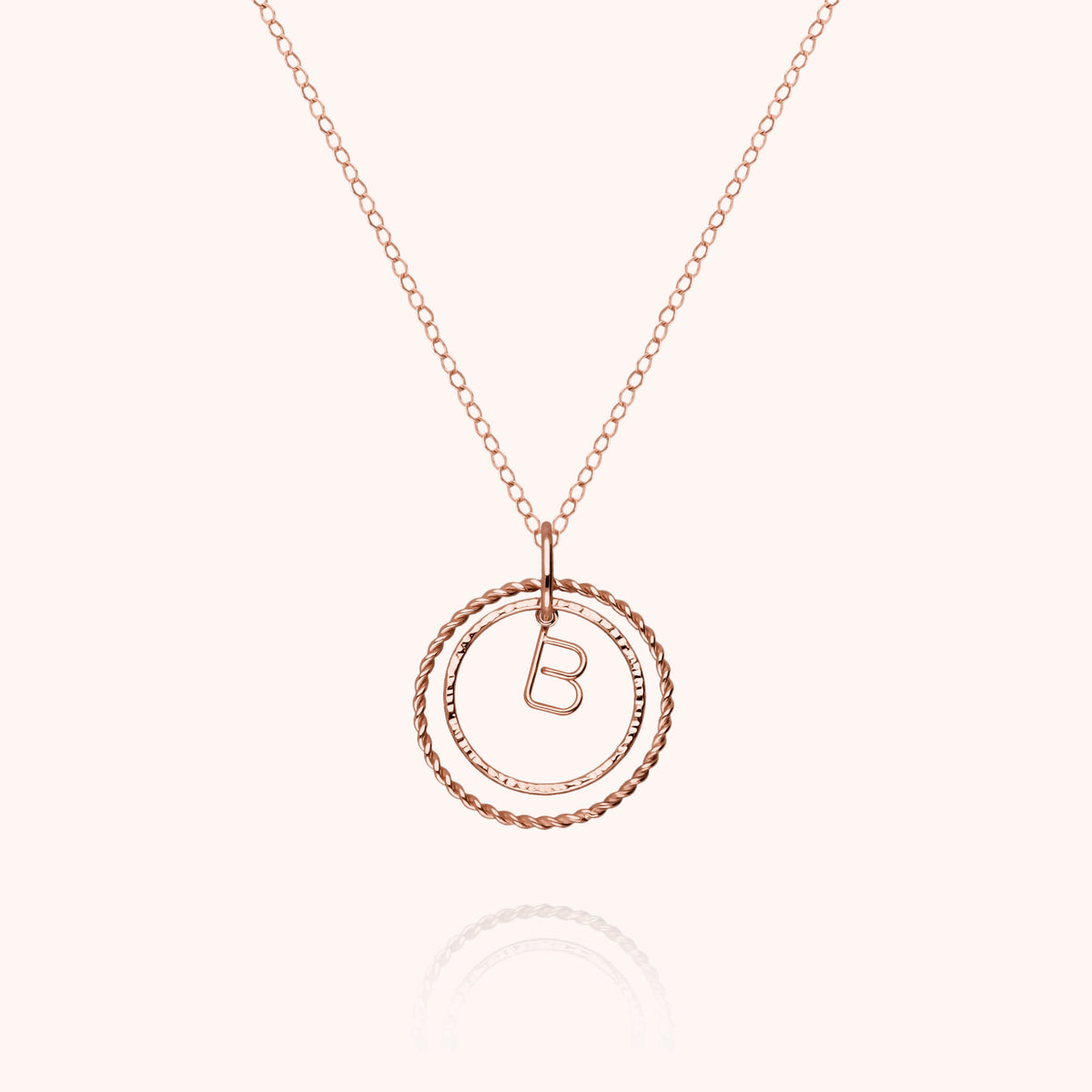 Primo piano del filo d'oro rosa 18kt su Collana Medaglia Iniziale
