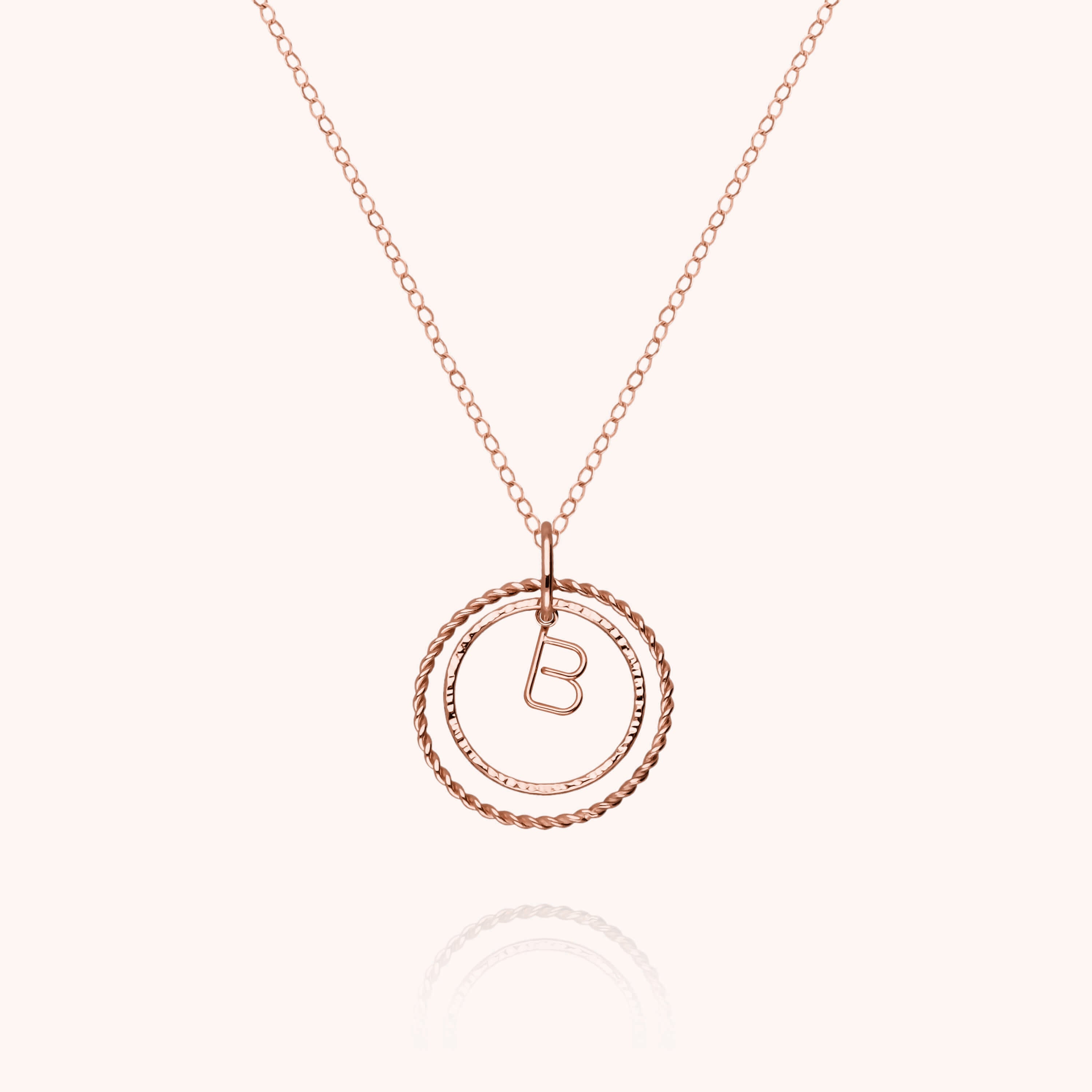 Collier Médaille Initiale — détail du fil métallique, or rose 18K