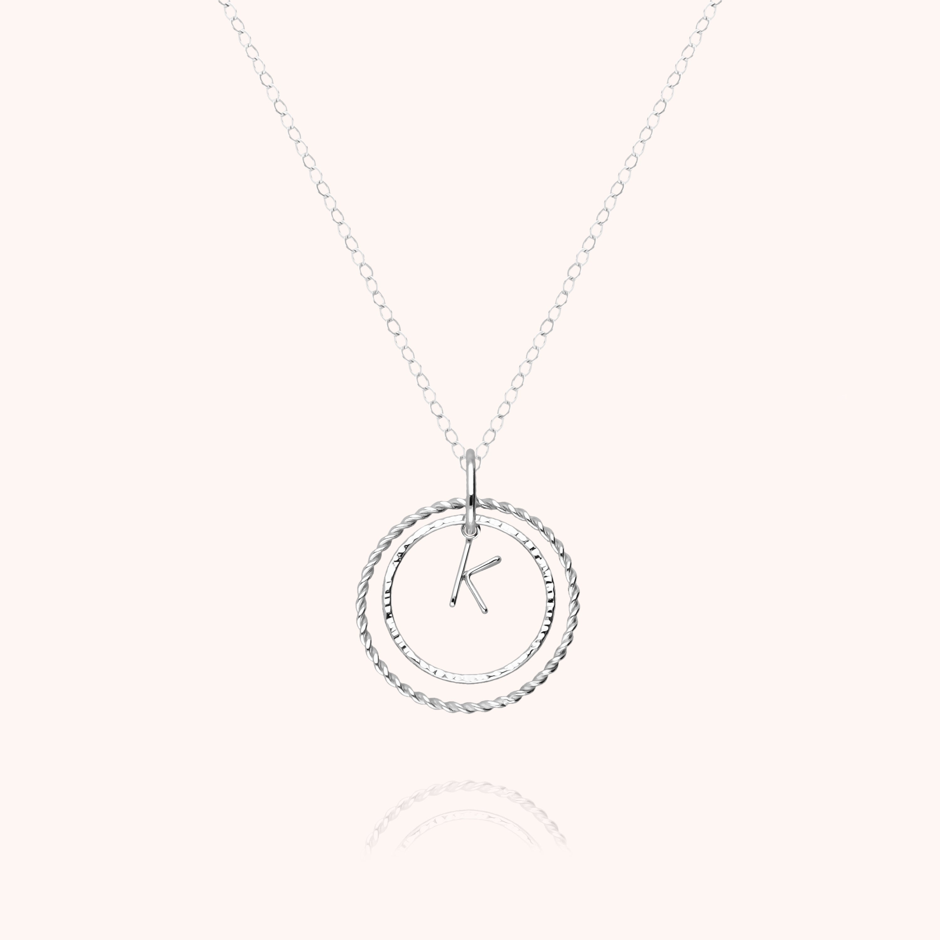 Collier Médaille Initiale en or blanc 18K — expédition sécurisée Paris