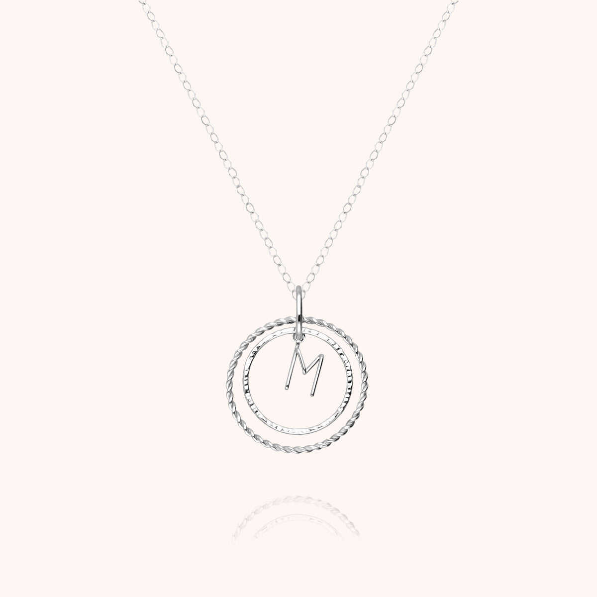 Collana Medaglia Iniziale, portata al collo