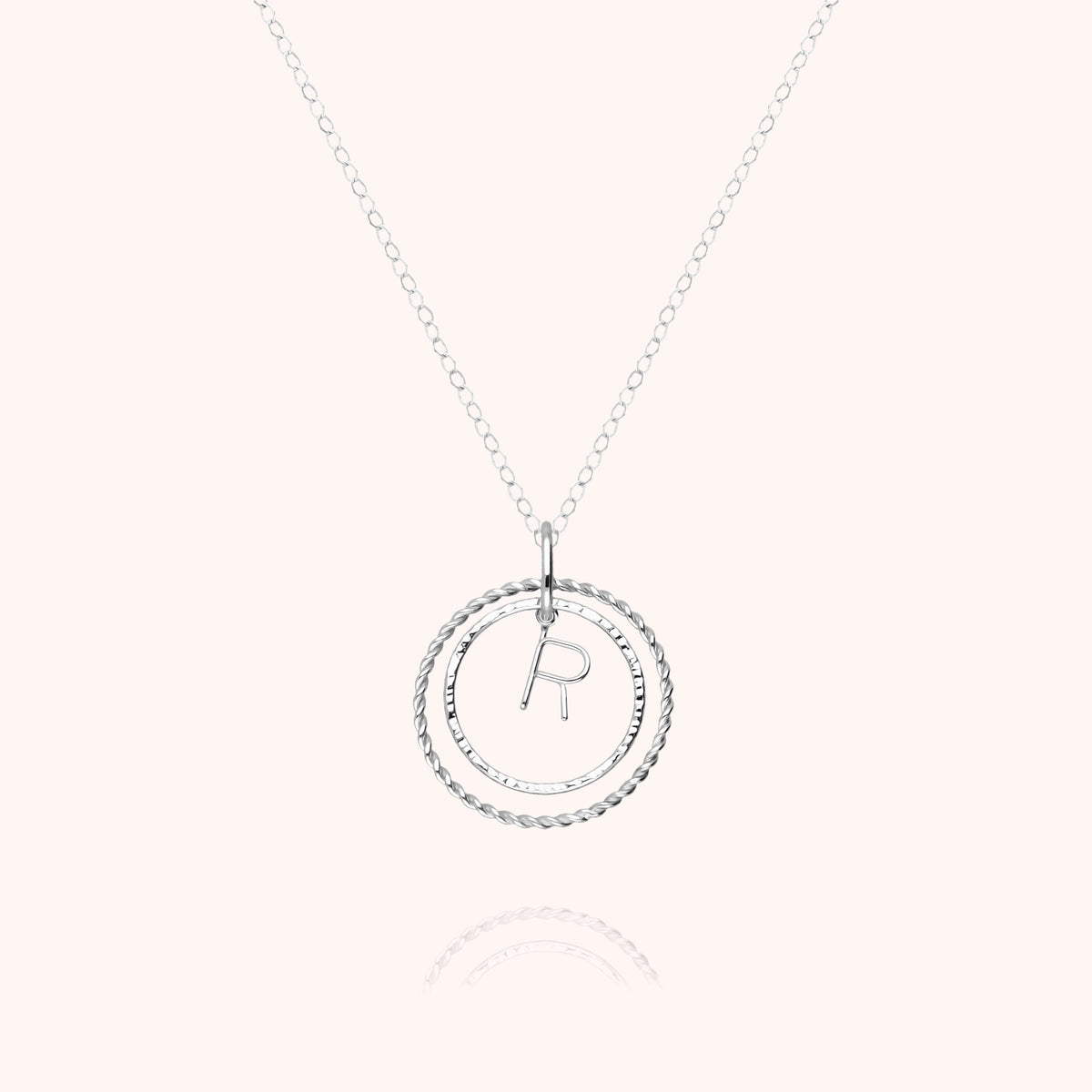 Collana Medaglia Iniziale, portata al collo
