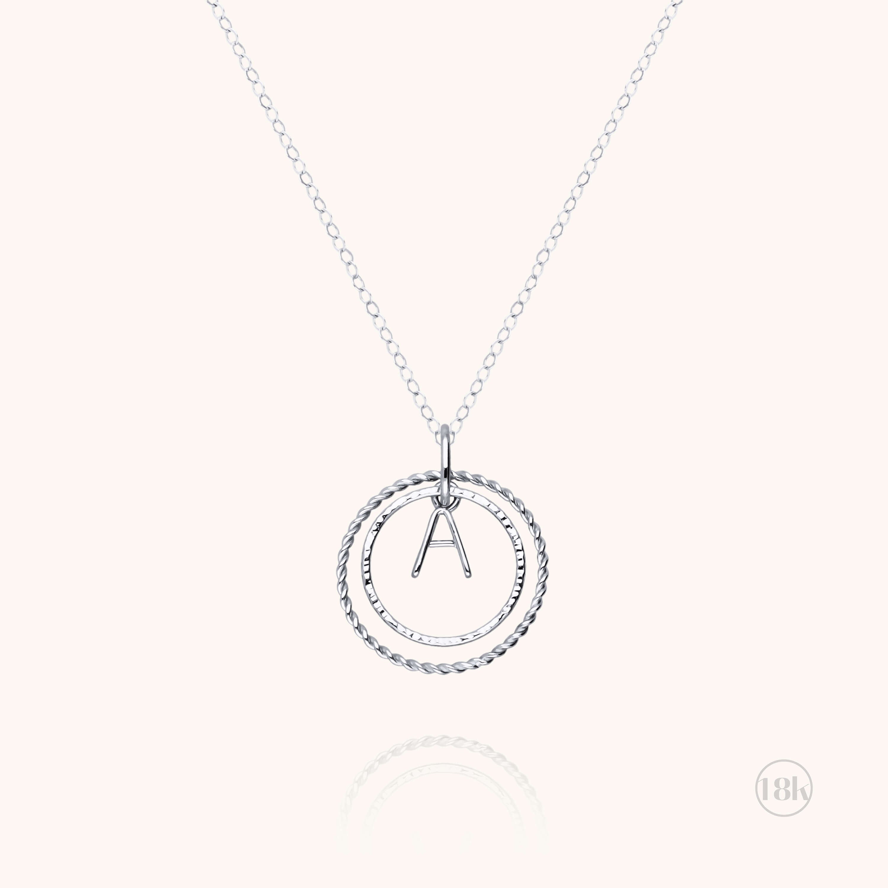 Collier Médaille Initiale en or blanc 18K — bijou artisanal fait main