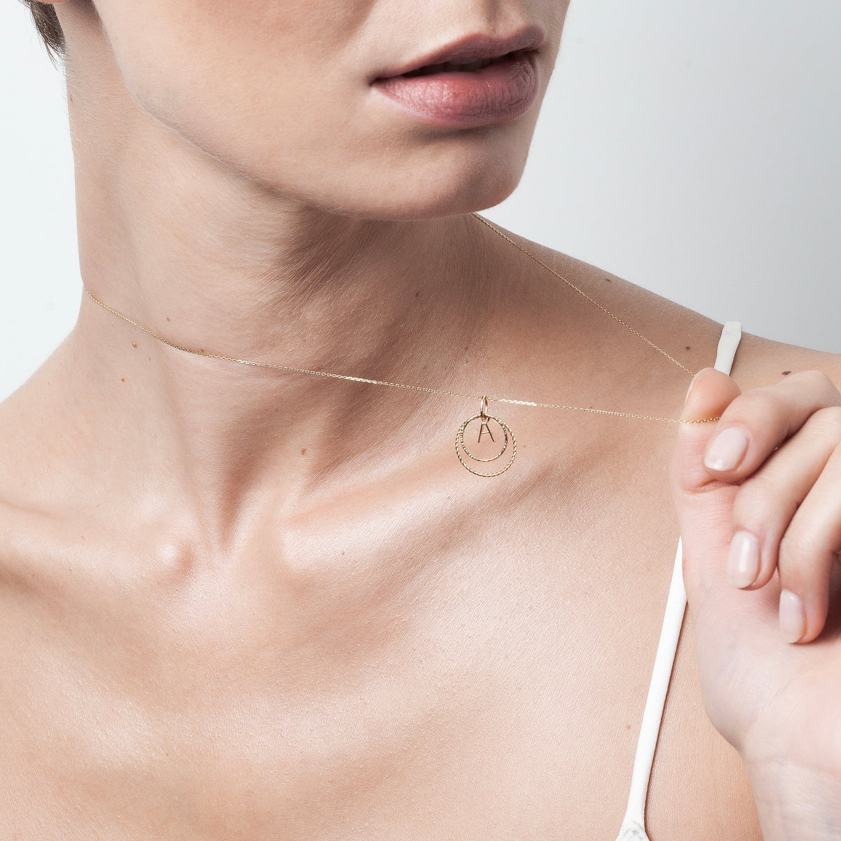 Initialenanhänger-Kette am Hals getragen - 18K Gelbgold, sichere Expresslieferung