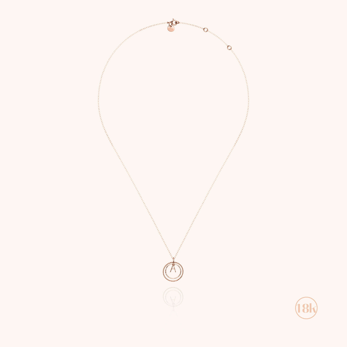 Collana Medaglia Iniziale in filo d'oro rosa 18kt, portata al collo