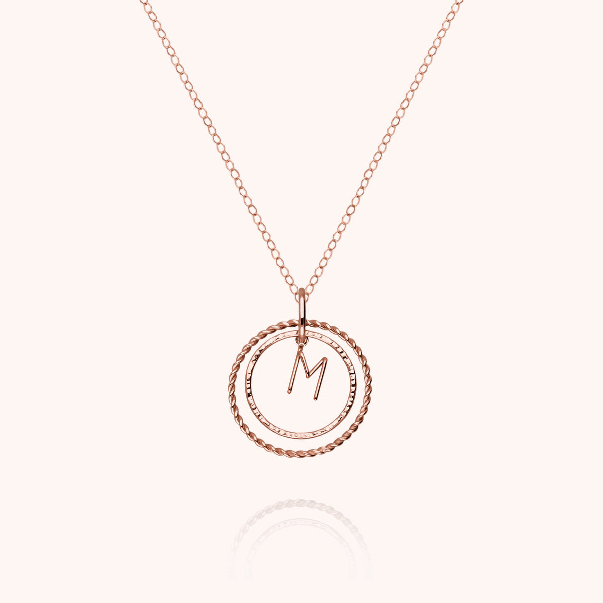 Collana Medaglia Iniziale, portata al collo