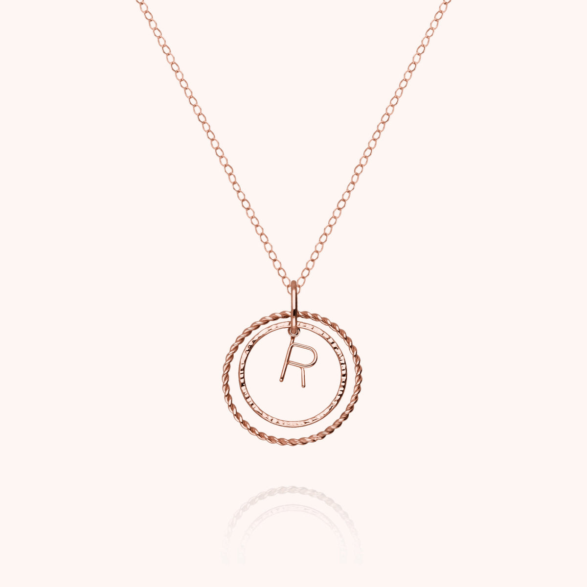 Collana Medaglia Iniziale, portata al collo