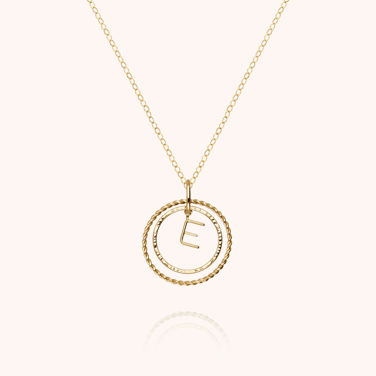 Kette mit Initial-Medaille, am Hals getragen — garantierte handwerkliche Qualität
