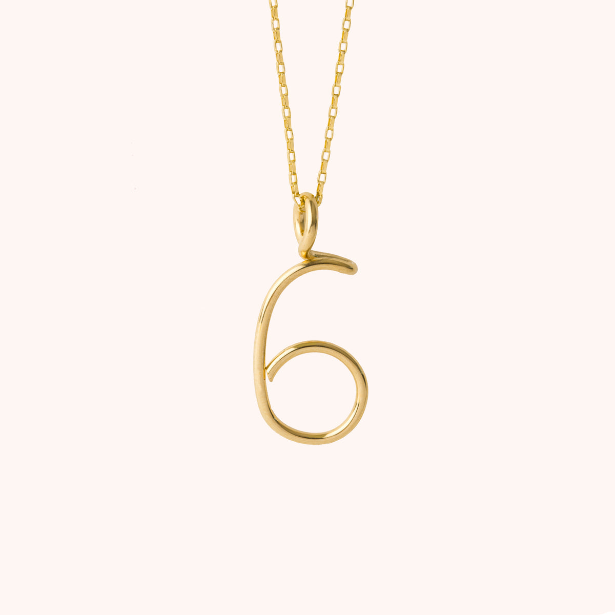 Kette mit personalisierter Zahl, elegant im Alltag getragen