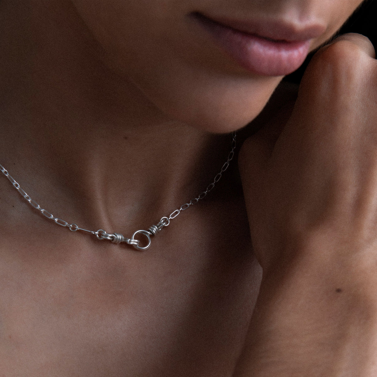 Collana Girocollo Rettangolo Attache moi in filo d'argento sterling 925, portata al collo