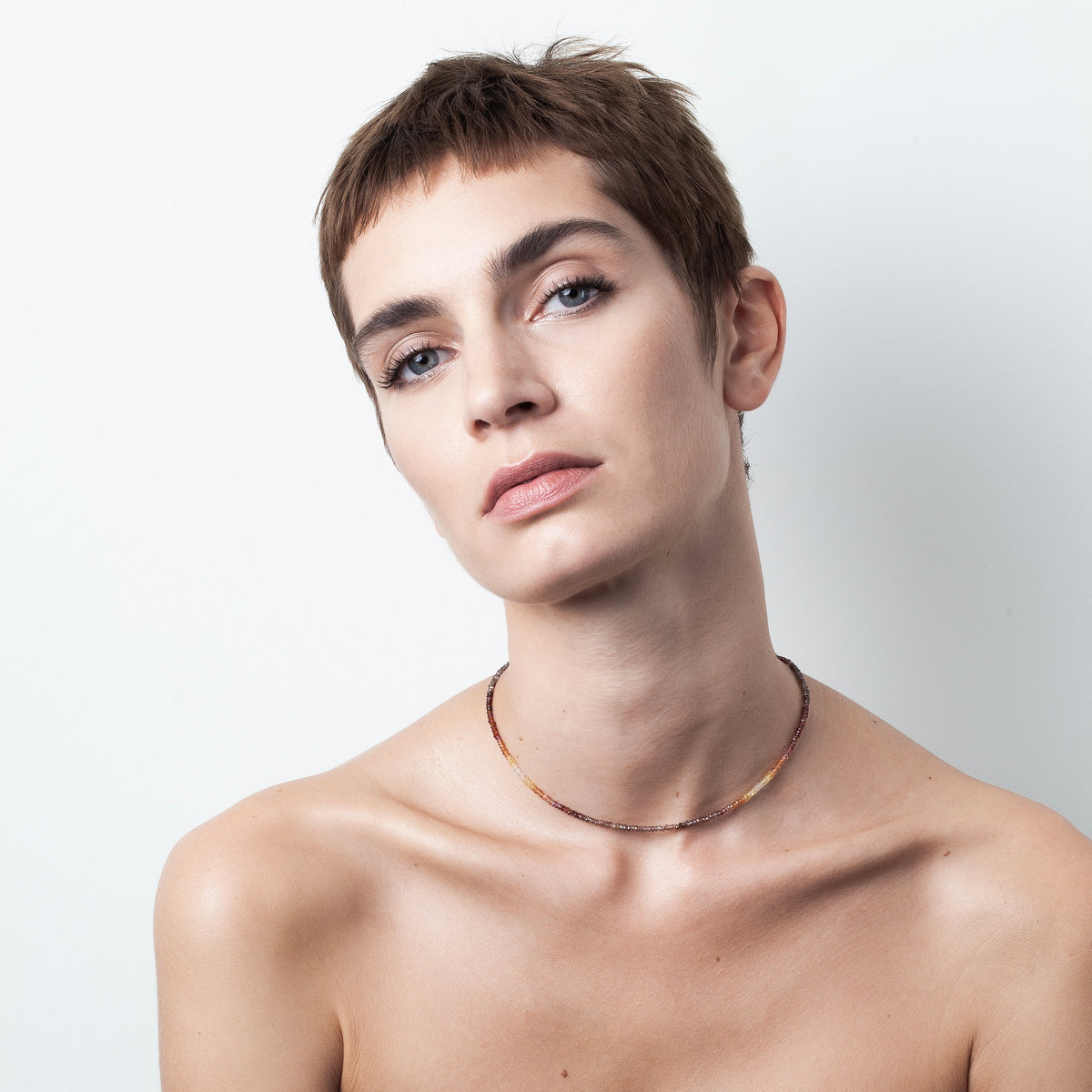 Collana Girocollo Rivière con zaffiro fulvo, portata al collo