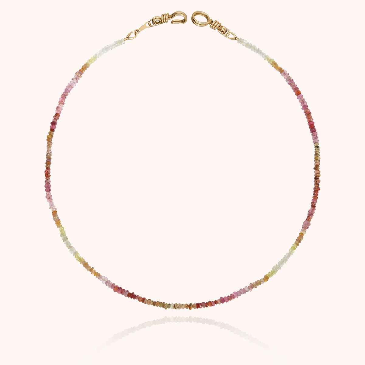 Dettaglio della modellatura a mano su Collana Girocollo Rivière Attache moi con zaffiro fulvo