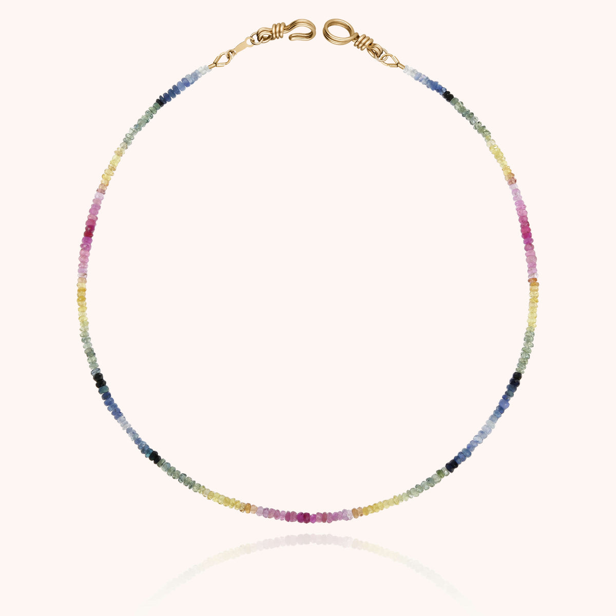Primo piano della chiusura su Collana Girocollo Rivière Attache moi con zaffiro arcobaleno