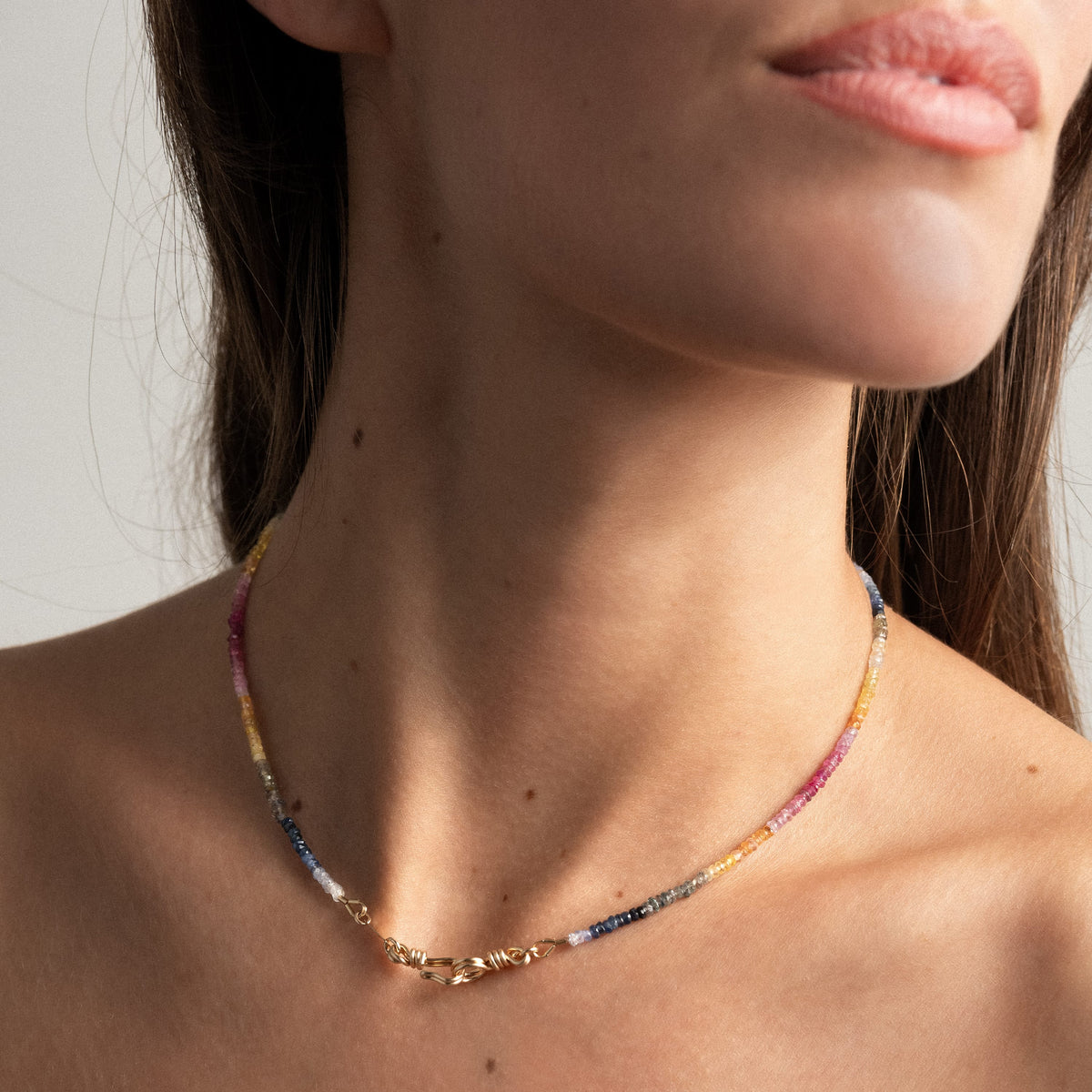 Collana Girocollo Rivière Attache moi con zaffiri arcobaleno, portata al collo